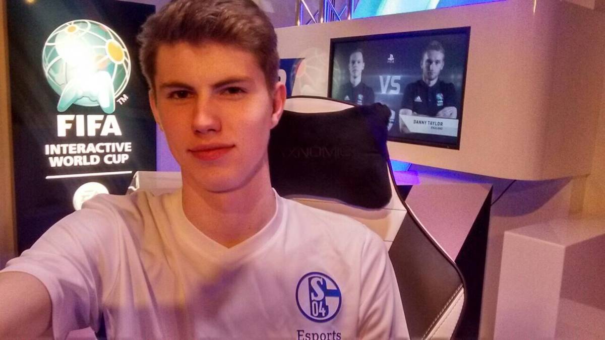 Über den Knappen-Cup spielte sich Tim "Tim Latka" Schwartmann ins Sichtfeld der Verantwortlichen beim FC Schalke 04. Seinen Vertrag hat er schon verlängert und auch in der Weekend League ist er in den oberen Rängen präsent. Im November wurde er auf der Xbox Zweiter, nur Landsmann Michael "Megabit" Bittner war besser. 