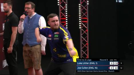 Luke Littler sorgt mit dem Big Fish für das nächste Highlight bei den German Darts Grand Prix in München.