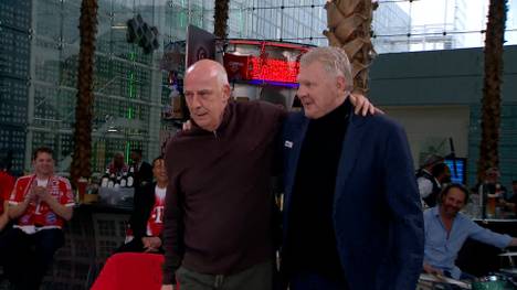 Die SPORT1-Experten Mario Basler und Stefan Effenberg kehren nach einer Werbeunterbrechung im Doppelpass zu spät auf ihre Plätze zurück. Dafür zahlen die beiden freiwillig einen kräftigen Betrag ins Phrasenschwein.