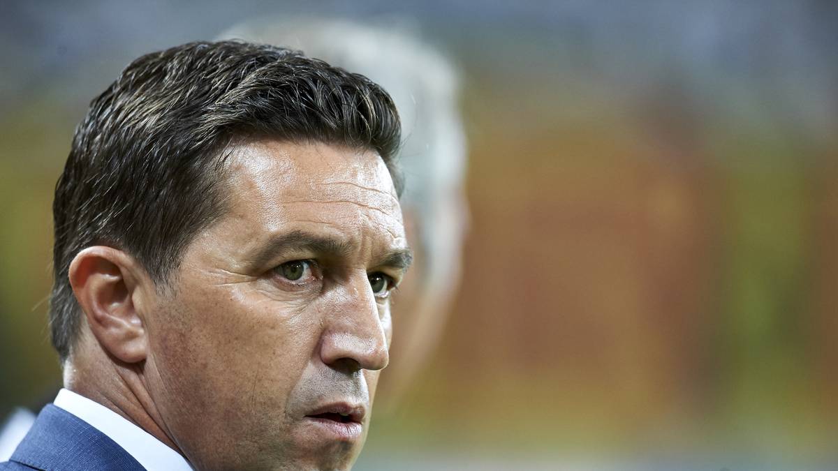 Klub-Boss Lesnodorski twittert die Entlassung, die Journalisten berichten Hasi von den Neuigkeiten - der darauf beteuert, dass er von nichts gewusst hätte. Absprache sieht anders aus