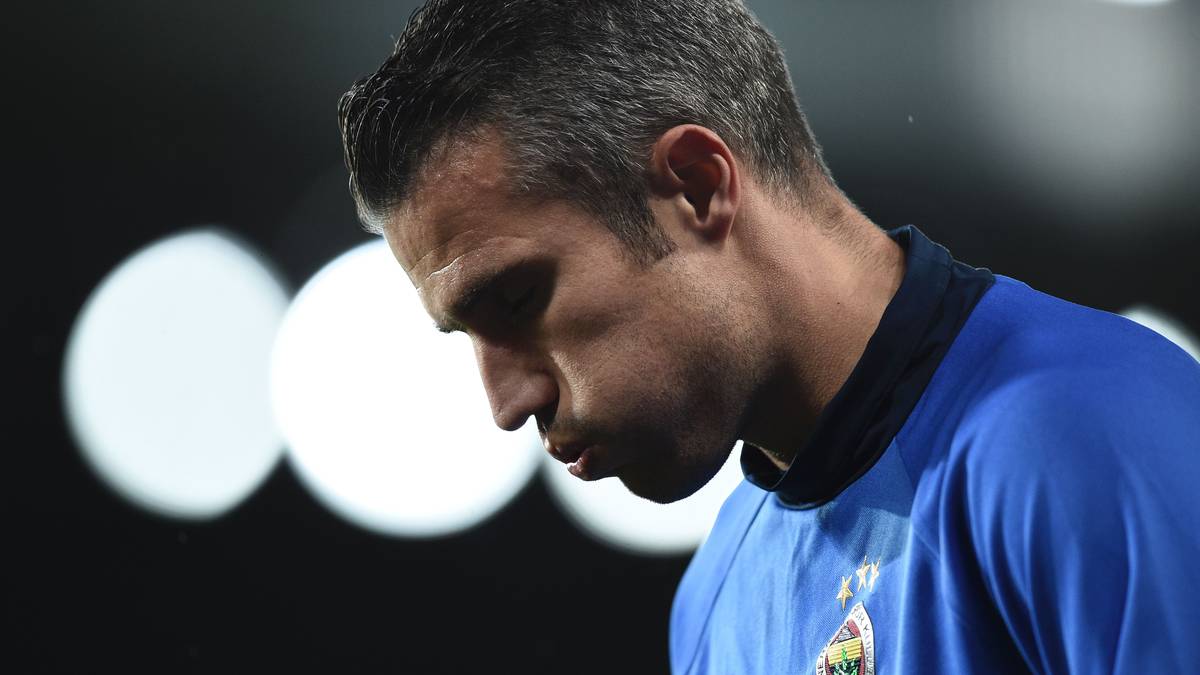 ROBIN VAN PERSIE: Alles Gute kommt von oben? Nicht für Robin van Persie. Der Stürmer kollidiert im Brasilien-Urlaub mit einem Kite-Surfer und erleidet Schrammen