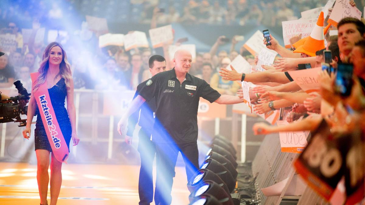 MANFRED BILDERL: Der Mann mit dem Spitznamen "Beaver" (Biber) ist der älteste Teilnehmer im Finale der Bild Super League. Der 51-Jährige wirft seit 1994 Pfeile. Zu dem Sport kam er, als er in einer Videothek auf eine DVD wartete. Derweil vertrieb er sich die Zeit mit Darts - und kam nicht mehr weg von der Sportart