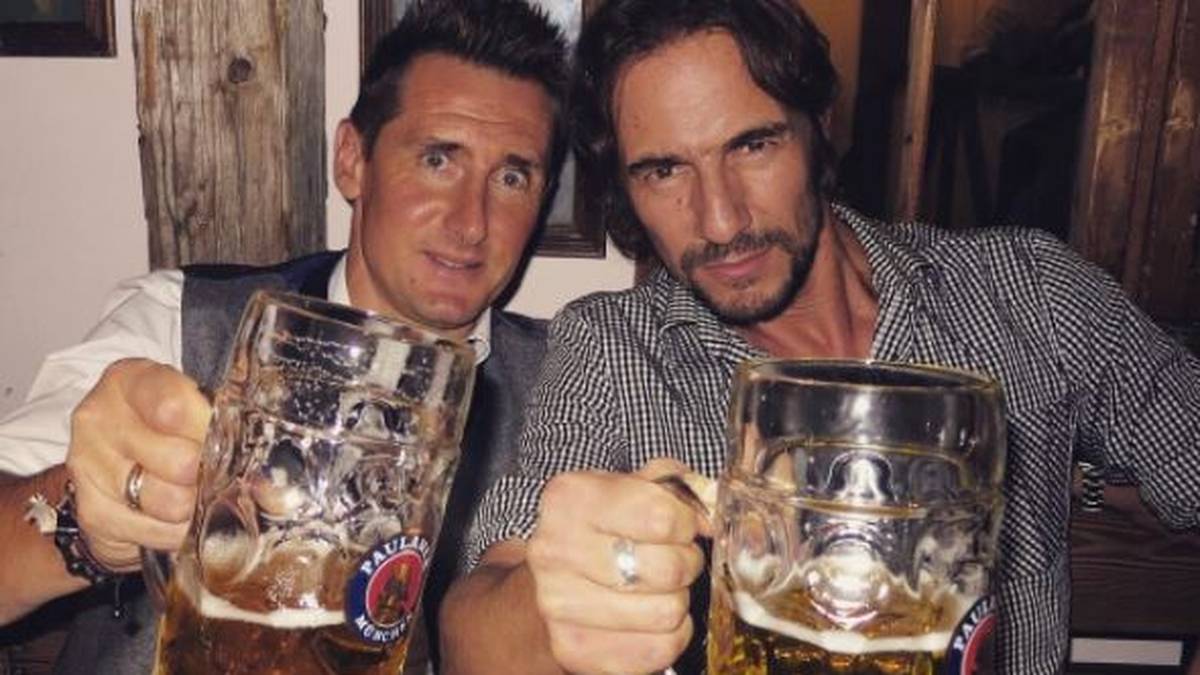 Klose stößt auch mit GNTM-Juror Thomas Hayo an