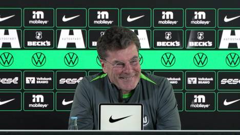 Rituale vor dem Spiel? Für Wolfsburg-Trainer Dieter Hecking scheint die halbe Stunde vor Anpfiff einer Partie besonders hart zu sein.