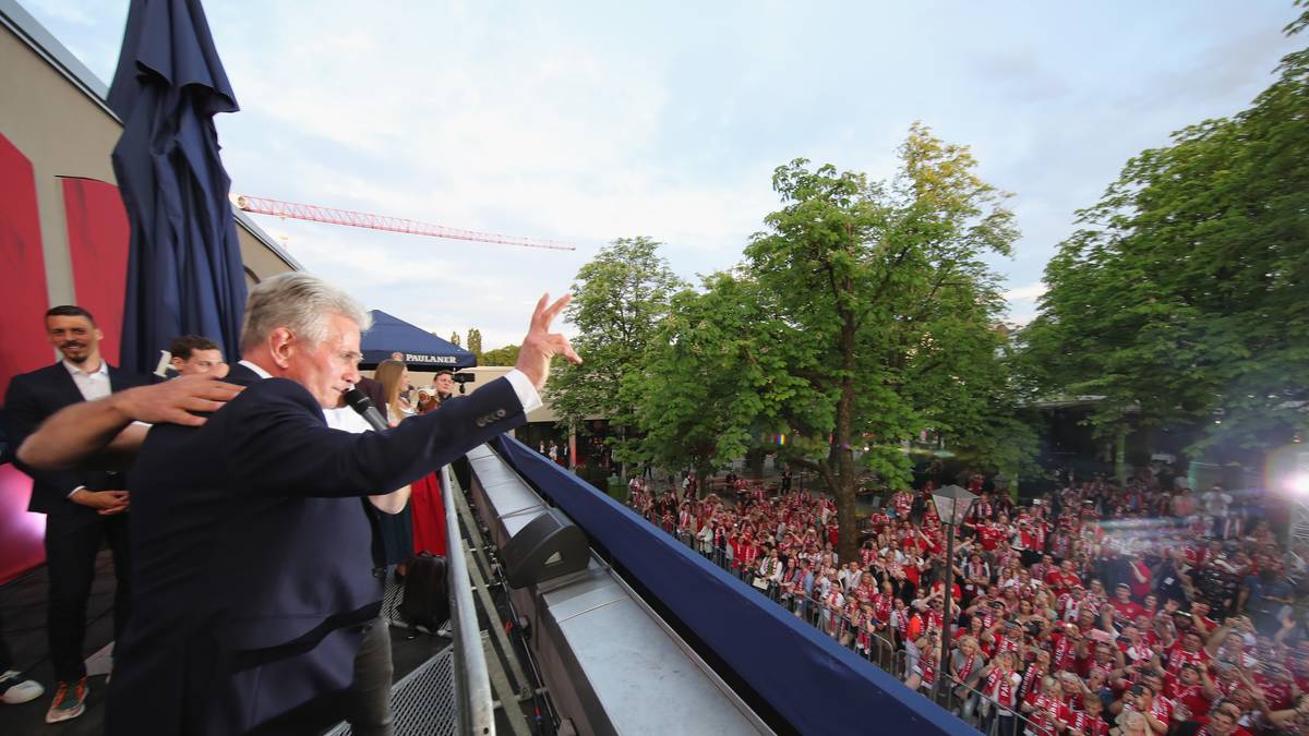 wie Trainer Jupp Heynckes, der vom Anhang ausgiebig gefeiert wird