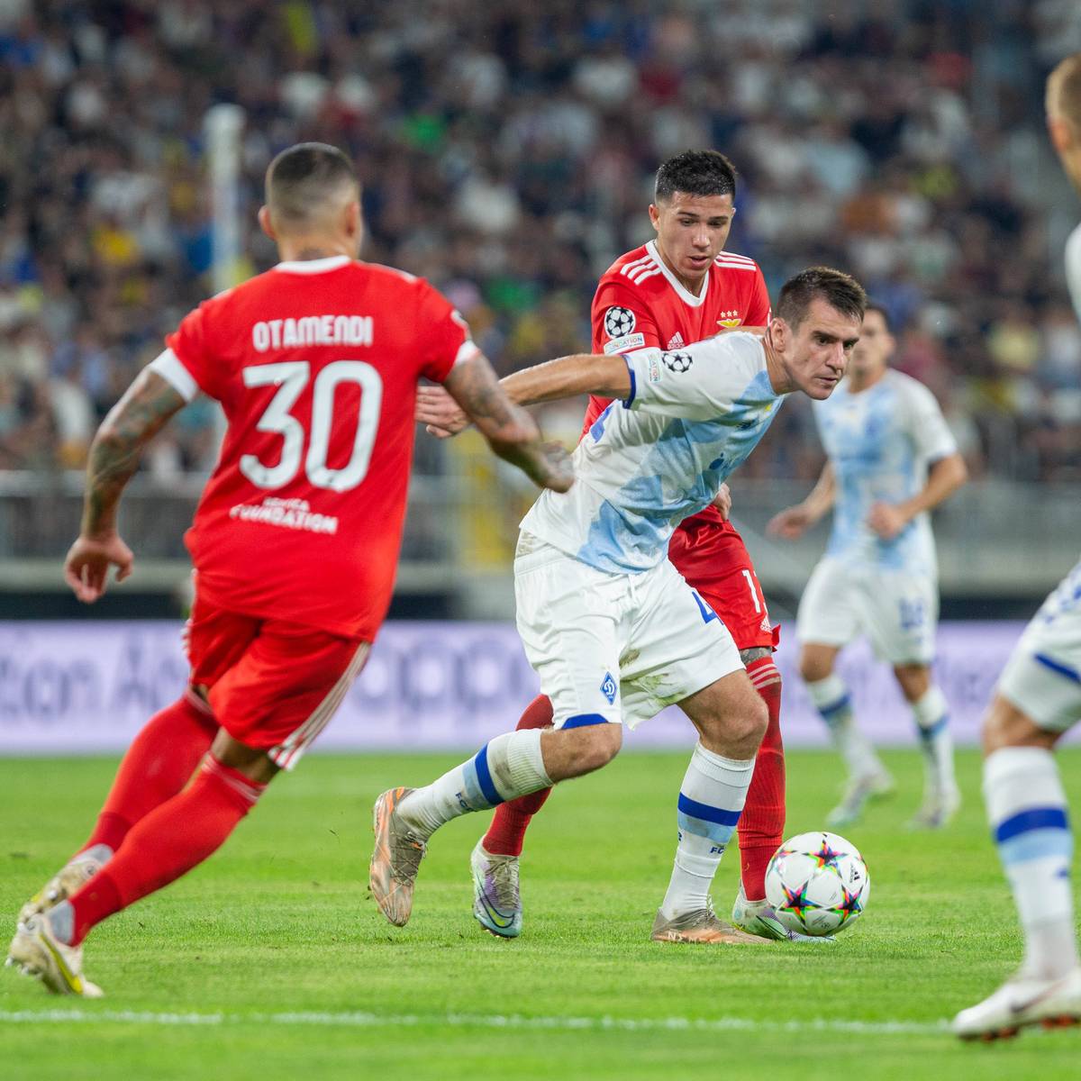 Der ukrainischen Rekordmeister Dynamo Kiew steht vor dem Aus in den Champions-League-Playoffs. Das Team verlor das Hinspiel gegen Benfica Lissabon. 