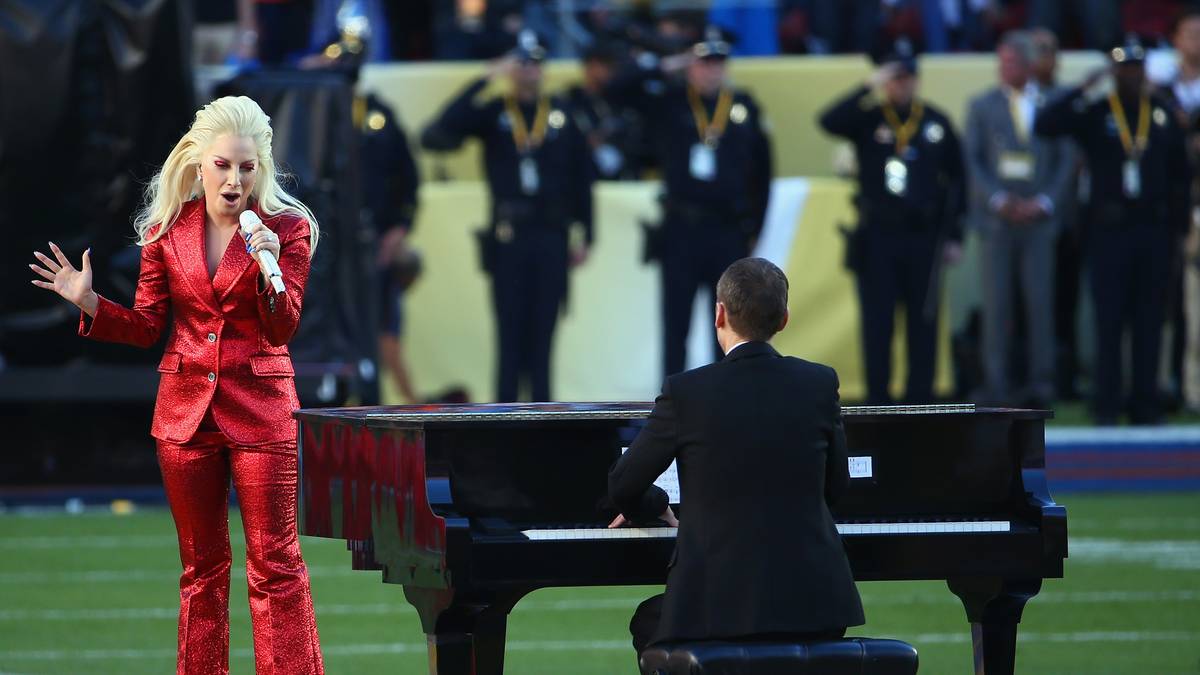 Keine Unbekannte: Lady Gaga gibt die Nationalhymne zum Besten. In strahlendem Rot