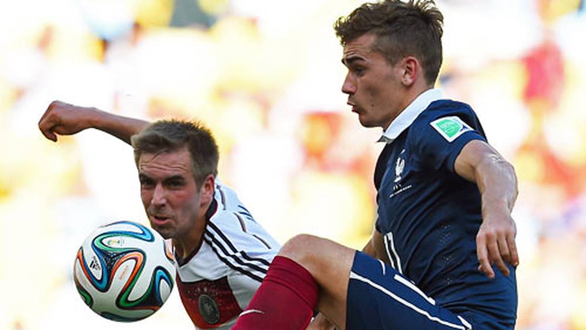 Im Spiel gegen Algerien muss Joachim Löw umstellen und Philipp Lahm nach rechts hinten ziehen. Die Umstellung geht so gut auf, dass der Kapitän gegen Frankreich wieder auf der Rechtsverteidigerposition beginnt