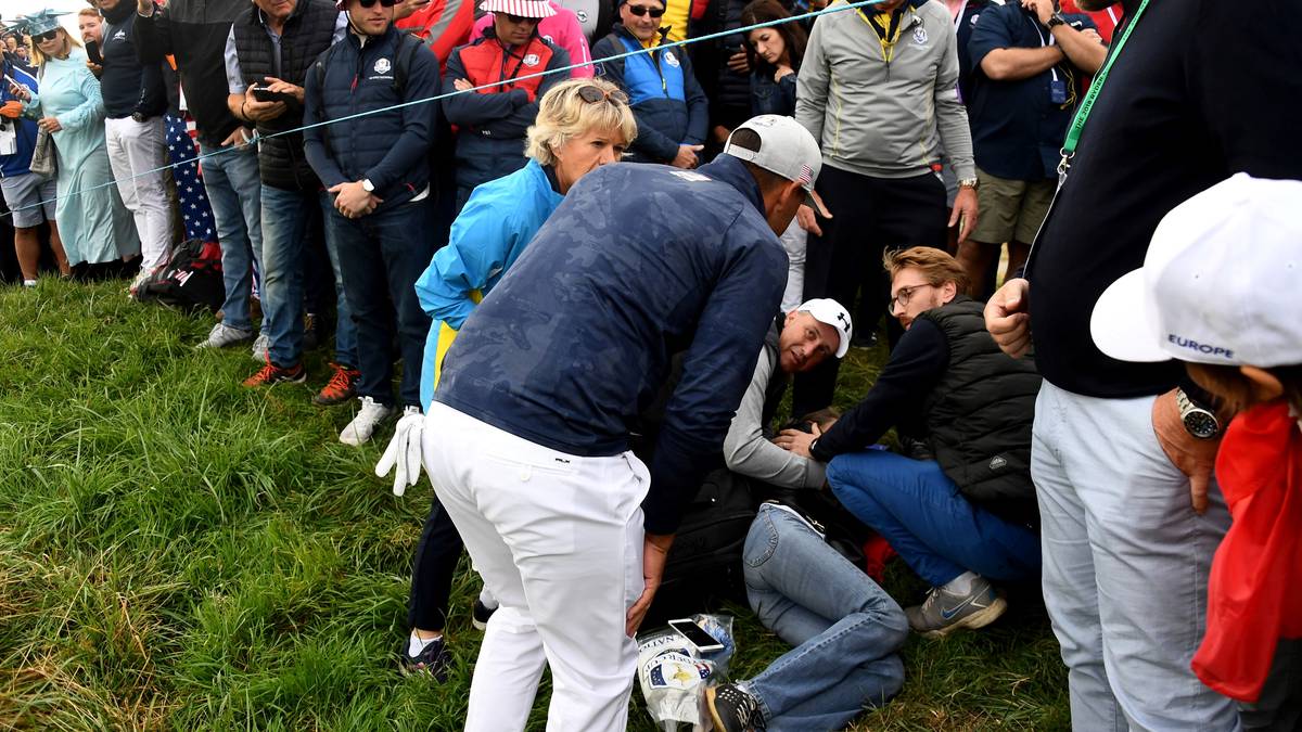 Die getroffene Stelle knapp über dem Auge fing an zu bluten, die Frau musste ins Krankenhaus gebracht werden. Später gab es aber Entwarnung. Die Verletzung sei nicht schwerwiegend. Der sichtbar geschockte Koepka lief nach seinem Fehlschlag sofort zu der Zuschauerin, die zu diesem Zeitpunk am Boden lag