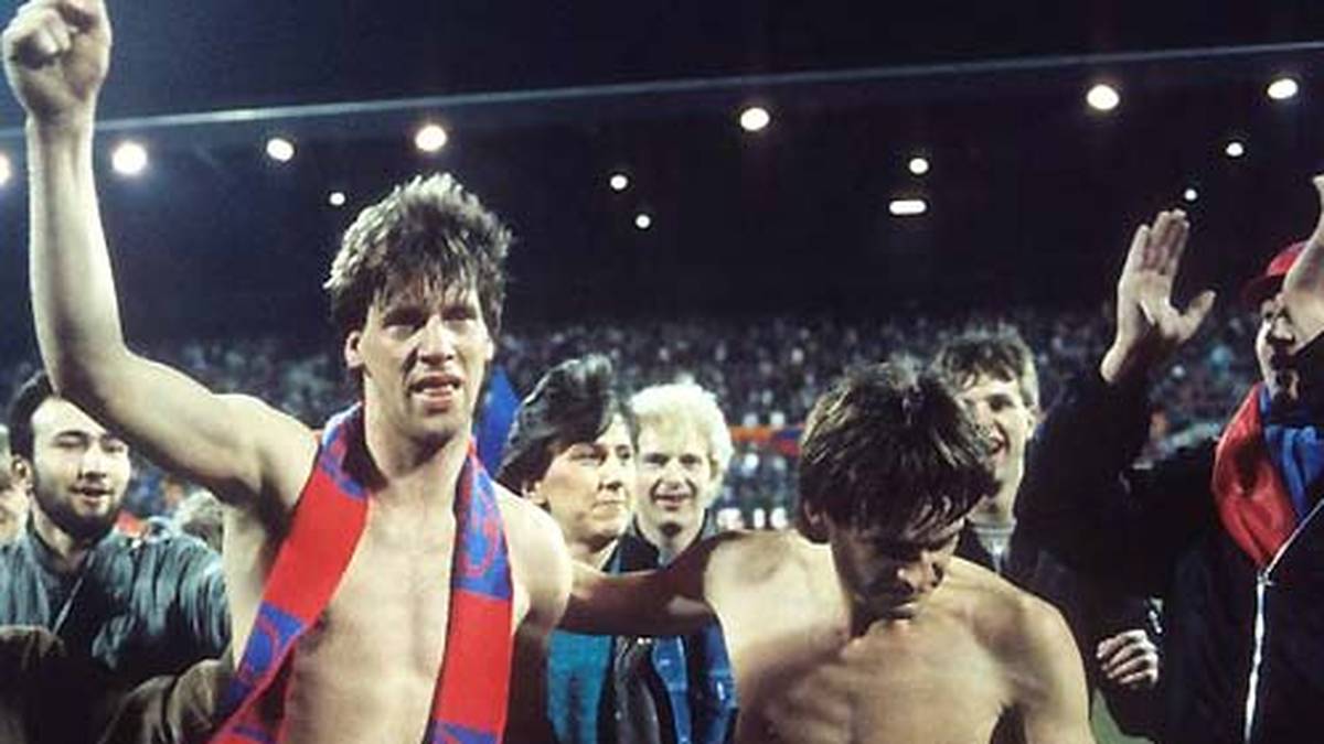 Uerdingen schafft DAS deutsche Europapokalwunder schlechthin, hat sich derart verausgabt, dass nicht mal mehr Kraft für ausgiebiege Feierei übrig ist. Wolfgang Funkel (mit Schal) und Matthias Herget schleichen kaputt, aber freudetrunken in die Kabine