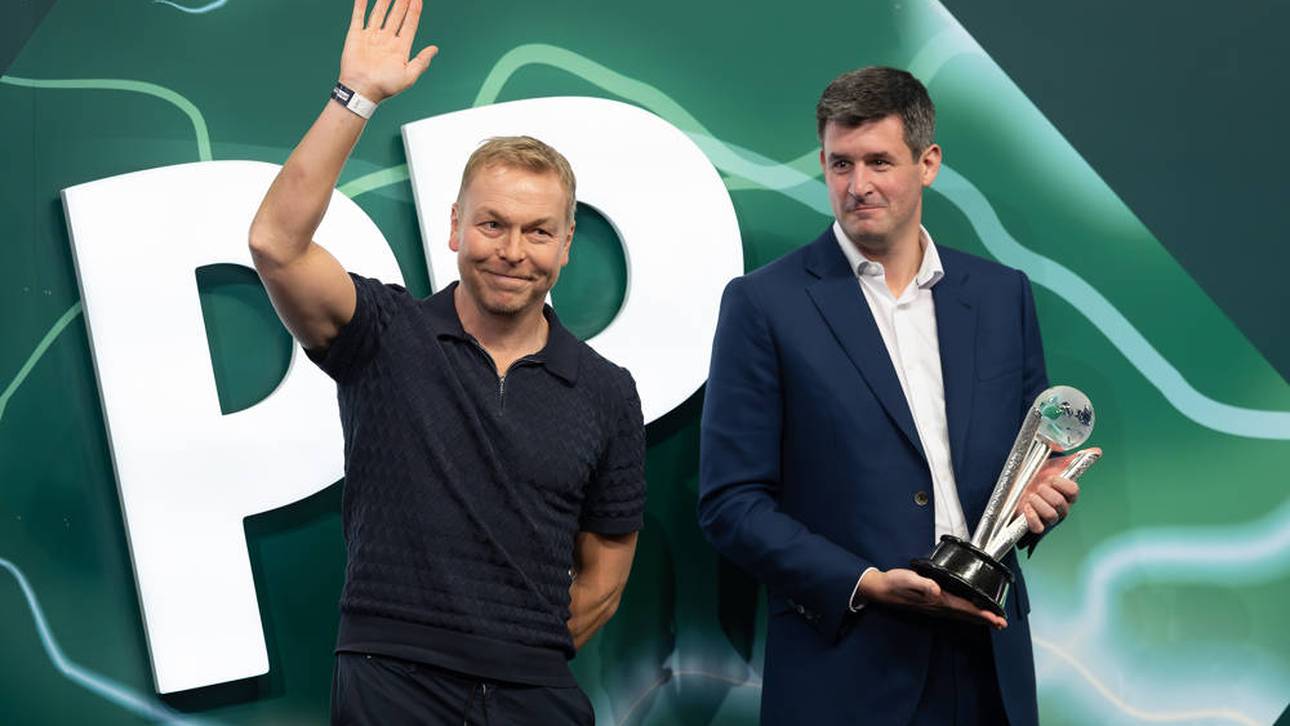 Ikone überreicht WM-Trophäe