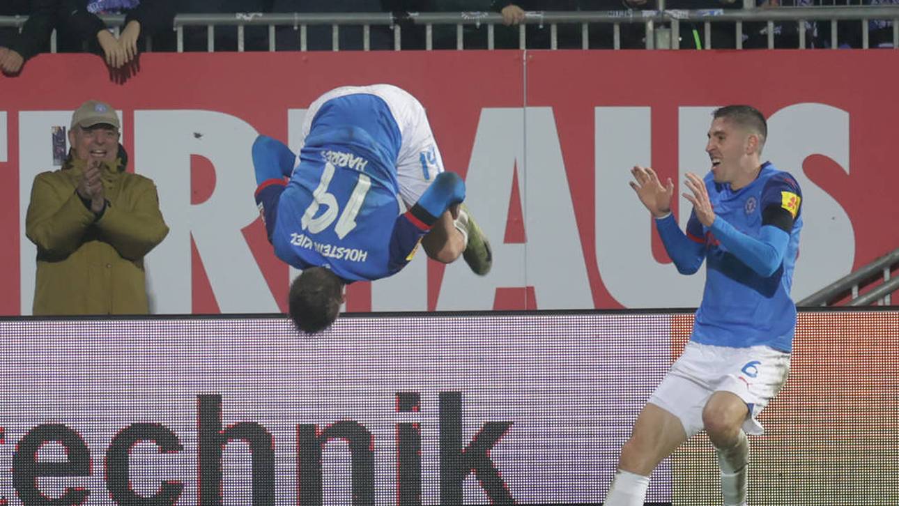 Kiel-Stürmer Phil Harres bejubelt einen seiner Treffer gegen Augsburg