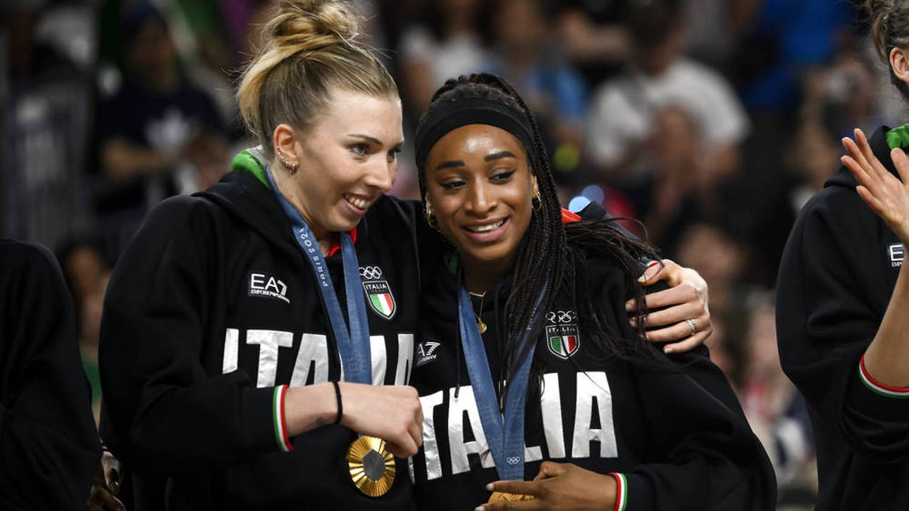 Sarah Fahr mit ihrer Teamkameradin Oghosasere Loveth Omoruyi nach dem Olympiagold