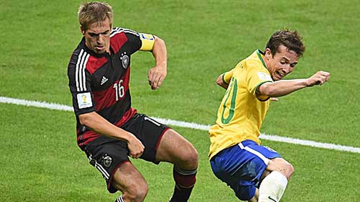Lahm und Co. schreiben schon im Halbfinale Geschichte und schießen Gastgeber Brasilien mit 7:1 aus dem Stadion. Im WM-Finale wartet dann Argentinien mit Superstar Lionel Messi