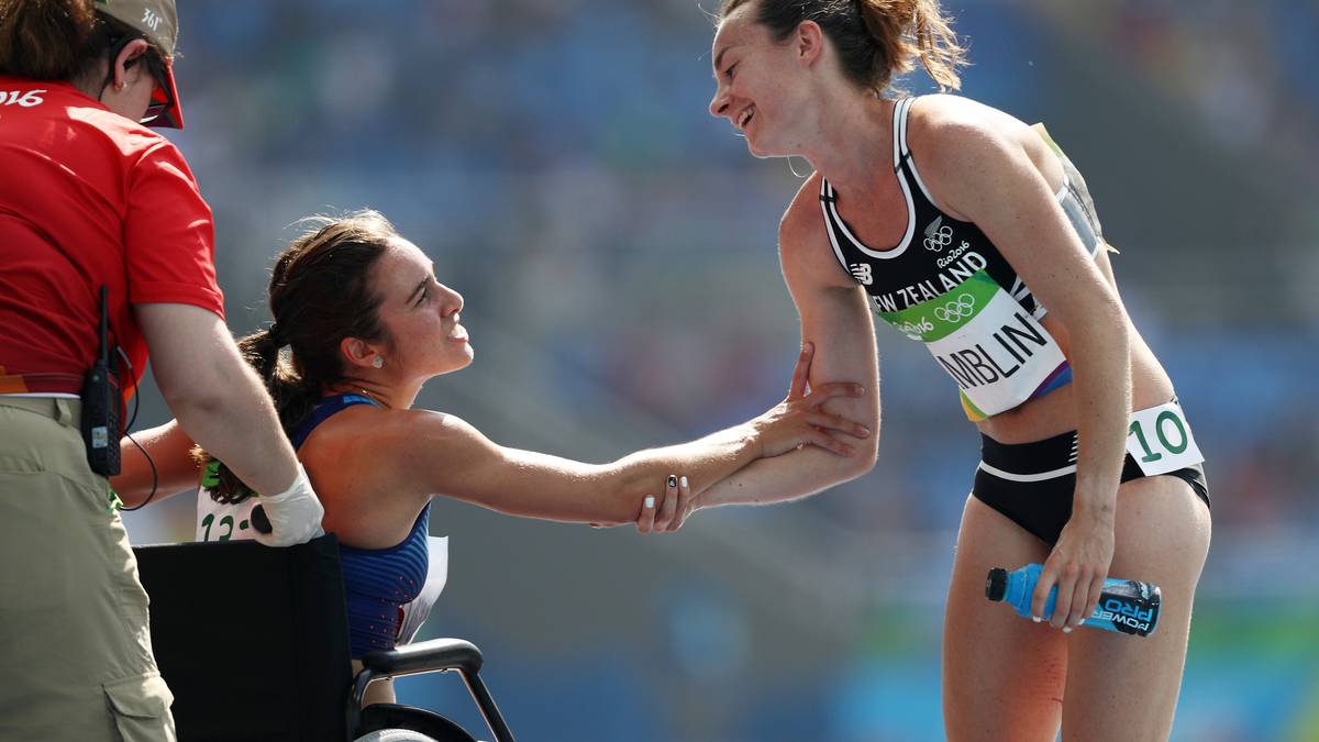 Am Ende muss D'Agostino tatsächlich mit dem Rollstuhl aus dem Olympiastadion transportiert werden, lässt es sich aber nicht nehmen, sich noch ausgiebig bei ihrer Kollegin zu bedanken