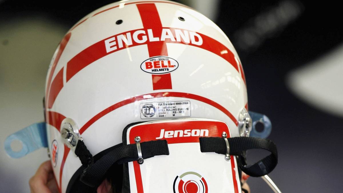 Jenson Button (2006, GP von England): Der Engländer trägt während seiner Zeit in der Königsklasse des Motorsports normalerweise den Union Jack in weiß-blau-rot auf dem Helm. Anlässlich der Fußball-WM 2006 wechselt er das Design und drückt somit seine Unterstützung für die englische Nationalmannschaft aus. Viel bringt dies allerdings nicht: England scheitert beim Turnier in Deutschland im Viertelfinale an Portugal