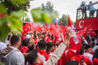 Die Fans der türkischen Nationalmannschaft werden beim Marsch zum Berliner Olympiastadion mit dem Wolfsgruß auffällig - und daher von der Polizei gestoppt. 