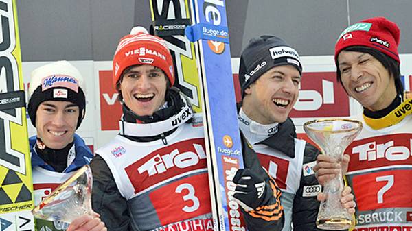 Erstmals seit 4389 Tagen holt wieder ein Deutscher einen Tagessieg bei der Vierschanzentournee. Dem Triumph von Richard Freitag (2. v. links) geht ein Spektakel voraus - mit Schanzenrekord vor rot-weiß-roter Kulisse. SPORT1 hat die Bilder zum Springen in Innsbruck