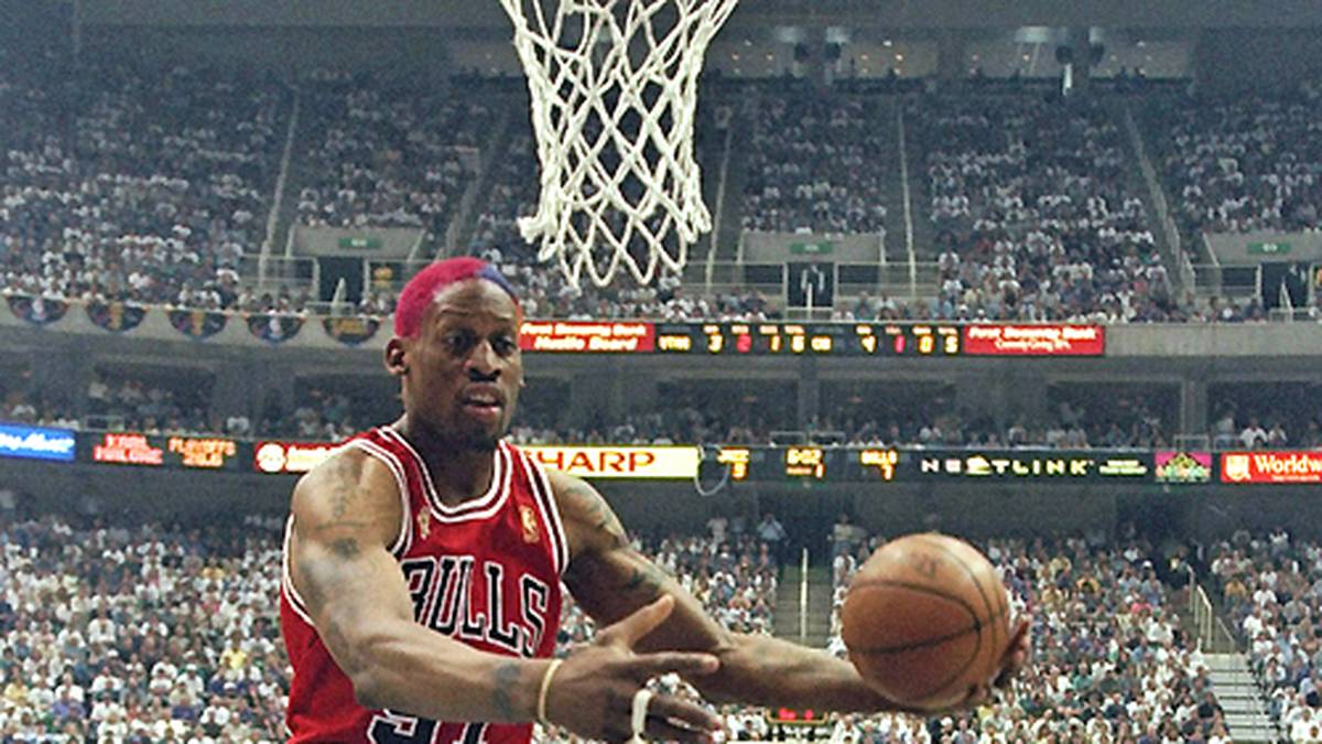 Auf dem Feld hat der "Worm" genügend Anlass zum Jubel: Neben fünf Meisterschaften heimste Rodman noch zwei Nominierungen fürs All-Star Game ein. Außerdem gilt er als einer der besten Rebounder und Verteidiger der NBA-Geschichte. Zwischen 1992 und 1998 ist der 1,98 Meter große Forward sieben Mal in Folge bester Rebounder der Liga