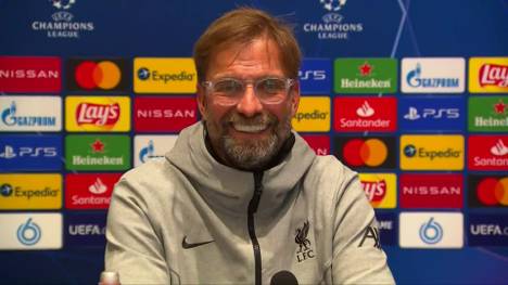 Jürgen Klopp wird auf der PK vor dem Spiel gegen Ajax zu den deutschen Trainern in der Eredivisie befragt. Einen davon kennt er gar nicht, doch zum Glück kann der Kameramann helfen.