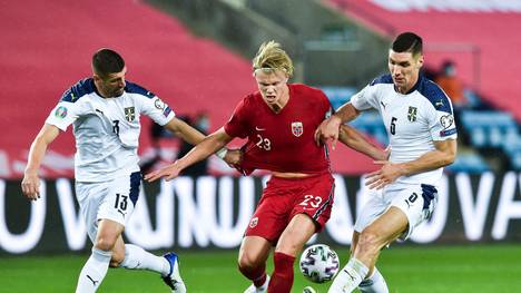Norwegens Erling Haaland hatte gegen Serbien keinen leichten Stand