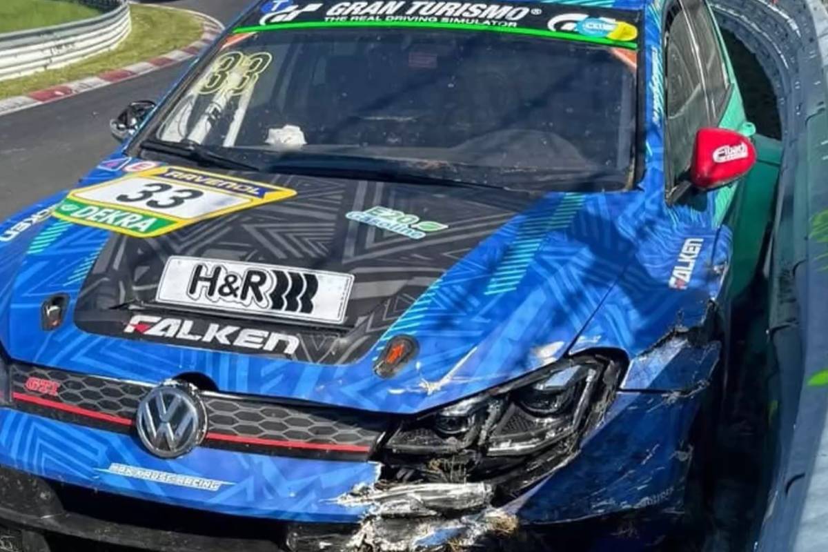 Max Kruse crasht bei einer Trainingsfahrt und setzt seinen VW Golf VII in die Leitplanke.