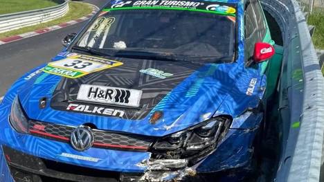 Max Kruse crasht bei einer Trainingsfahrt und setzt seinen VW Golf VII in die Leitplanke.