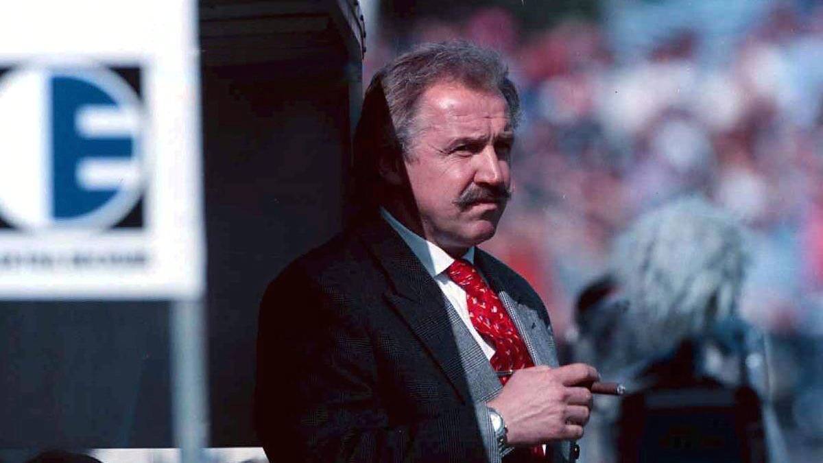 DRAGOSLAV STEPANOVIC: Der Serbe rauchte gar auf der Trainerbank und das beinahe mit dem größtmöglichen Erfolg. In der Saison 1991/1992 führte er Eintracht Frankfurt fast zur Meisterschaft. Berühmt wurde der heute 68-Jährige mit dem Spruch: "Lebbe geht weider"