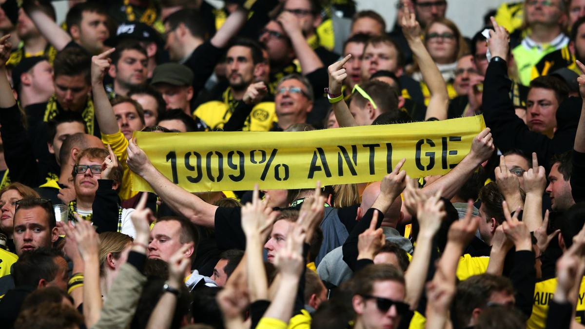 Während sich die Fans auf beiden Seiten bereits Stunden vor dem Spiel auf das Prestigeduell einstimmen...