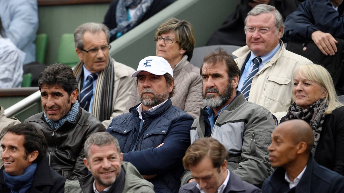 ...Ex-Skandal-Profi Eric Cantona (2. v. r., mittlere Reihe) harrt auch bei ungemütlichem Pariser Frühlingswetter in der VIP-Box der French Open aus