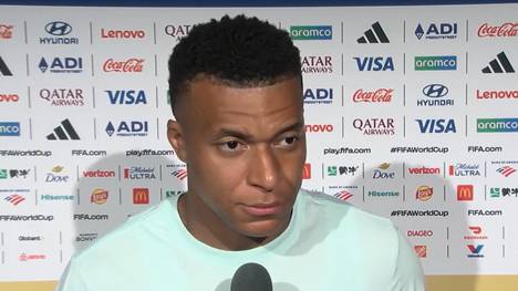 Vor dem verschossenen Elfmeter von Kylian Mbappé dauerte der VAR-Check ungewöhnlich lange. Der Stürmer äußerte sich nach dem 2:0-Sieg von Frankreich gegen Marokko dazu und schien mit der Kommunikation unzufrieden.