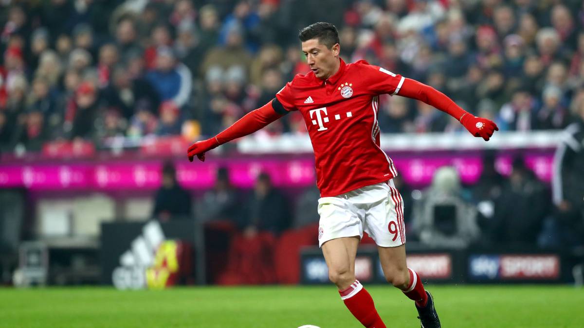 In der Saison 2016/17 kommt der Top-Torjäger erneut auf 30 Tore. Damit ist er nach Gerd Müller der zweite Spieler der Bundesliga-Geschichte, der in zwei Saisons jeweils 30 Tore oder mehr erzielt