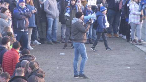 Vor dem Schicksalsspiel von Schalke 04 gegen den 1. FC Köln richten die Ultras Gelsenkirchen deutliche Worte ans Team.