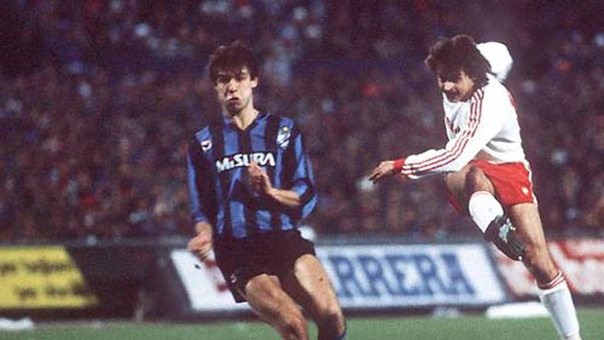 Durch Tore von Roland Wohlfarth, Klaus Augenthaler und Jürgen Wegmann steht es am Ende 3:1, die Auswärtstorregelung hilft bei die Sensation. Auch der heutige SPORT1-Experte Olaf Thon (r.) ist am "Wunder von Mailand" beteilligt