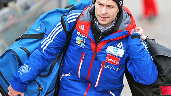 Schon der Probedurchgang liefert Stoff für Geschichten. Anders Jacobsen, der Sieger des Springens in Garmisch-Partenkrichen, verlässt eilig das Schanzengelände. Der Schweizer Boulevard wirft dem 29-Jährigen Materialbetrug vor, weil er sich in Garmisch den Anzugsärmel über die Handfläche gezogen hatte. Das norwegische Trainerteam wehrt sich bei SPORT1 - die FIS-Regelkommission belässt es bei einer mündlichen Verwarnung