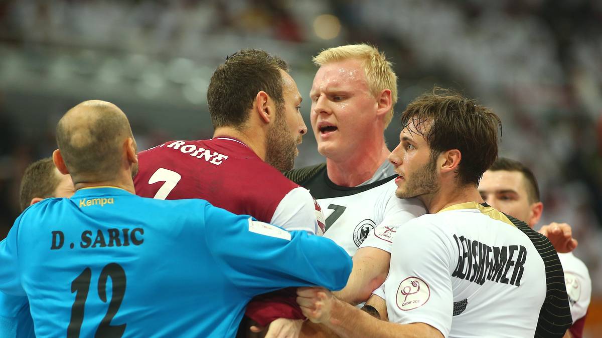 Der Tag des Viertelfinales: Die Stimmung ist teils aufgeladen. Bertrand Roine (2.v.l.), gebürtiger Franzose aus der Multikultitruppe der Kataris, legt sich mit dem Kieler Patrick Wiencek (M.) an