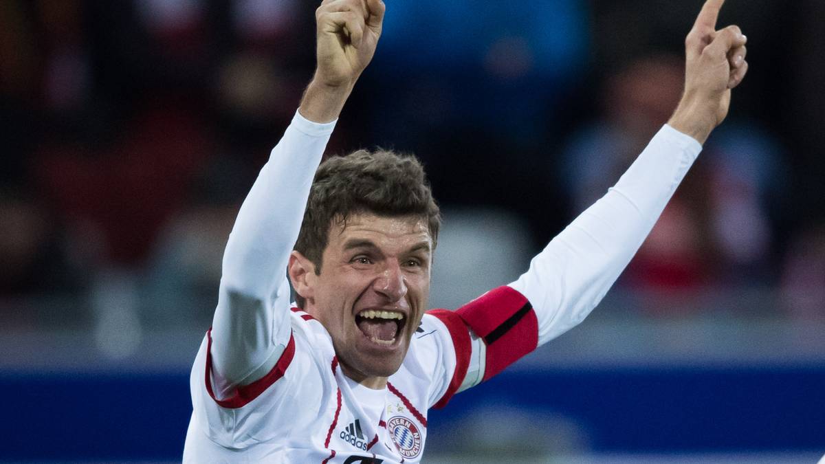 Kurze Zeit später macht Thomas Müller seinem Schlitzohr-Ruf wieder einmal alle Ehre. Der Bayern-Kapitän schießt erst Caglar Söyüncü an. Von dessen Hacke prallt der Ball zurück zu Müller, der ihn Freiburgs Keeper Alexander Schwolow ans Bein spielt. Von dort aus kullert die Kugel zur Bayern-Führung ins Tor