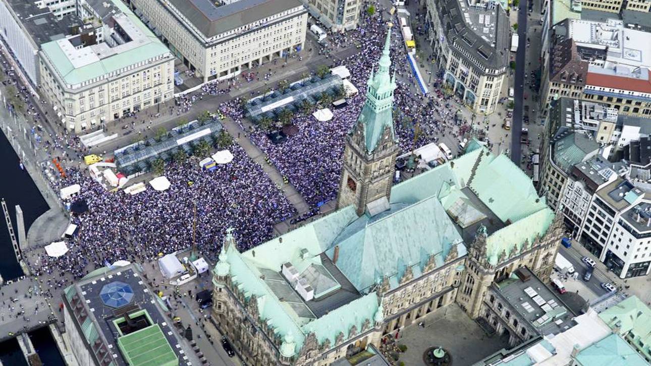 Ein Meer in blau-weiß: In Hamburg wird gefeiert