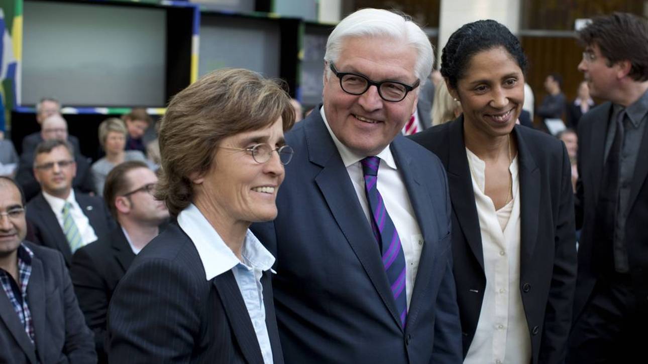 Monika Staab wurde vom damaligen Außenminister Frank-Walter Steinmeier zur Fußballbotschafterin 2014 ausgezeichnet