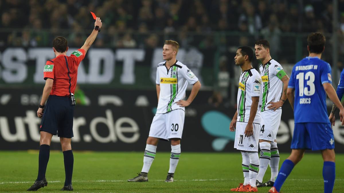 Und für Gladbach kommt es zehn Minuten später noch dicker: Granit Xhaka tritt vgegen Peter Niemeyer nach und fliegt mit Rot vom Platz