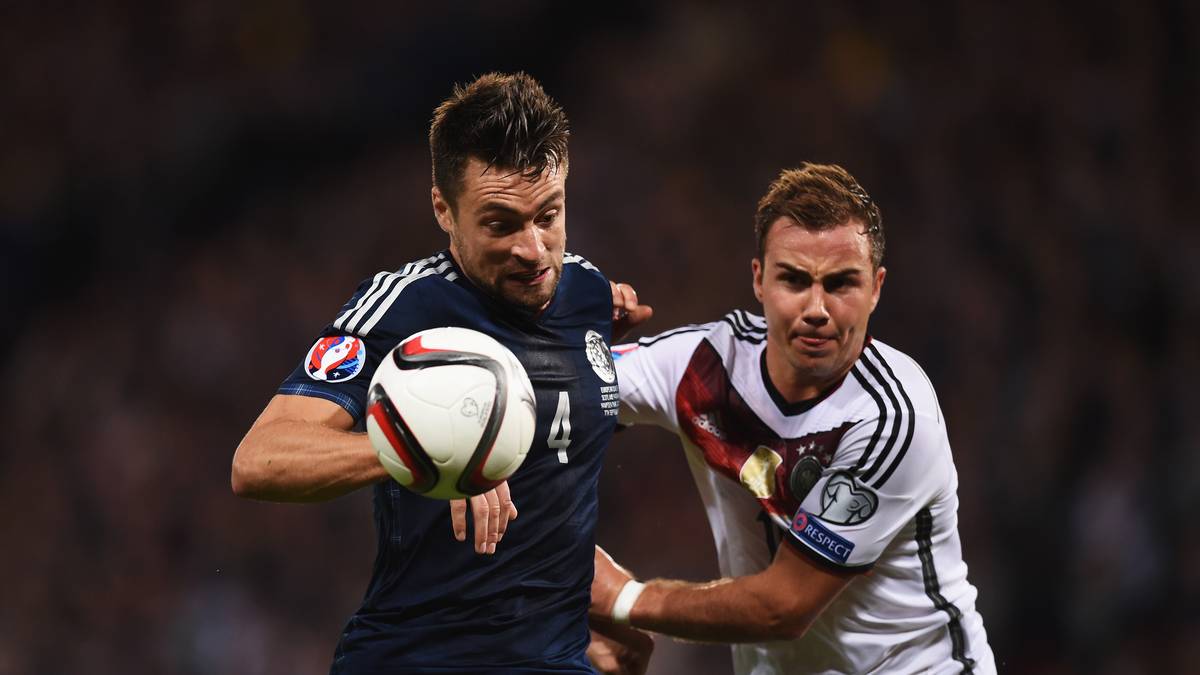 MARIO GÖTZE (bis 86. Minute): Nicht so durchschlagskräftig wie bei seinem Doppelpack gegen Polen, aber wieder einer der besten Deutschen. Der 23-Jährige hatte einige gute Szenen, leitete mit seinem Pass auf Can das 2:1 ein. Schade, dass sein schönes Tor aus der Drehung und auch ein Kopfballtreffer in der zweiten Hälfte wegen seiner klaren Abseitsstellung nicht zählten. SPORT1-NOTE: 2,5