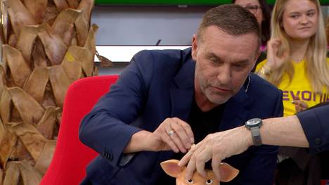 Thomas Doll äußert sich zu Beginn der Doppelpass-Sendung zur Situation beim VfL Wolfsburg und den Chancen mit dem möglichen neuen Trainer Dieter Hecking. Für eine Phrase wird er dabei direkt zur Kasse gebeten - und reagiert zunächst fassungslos.