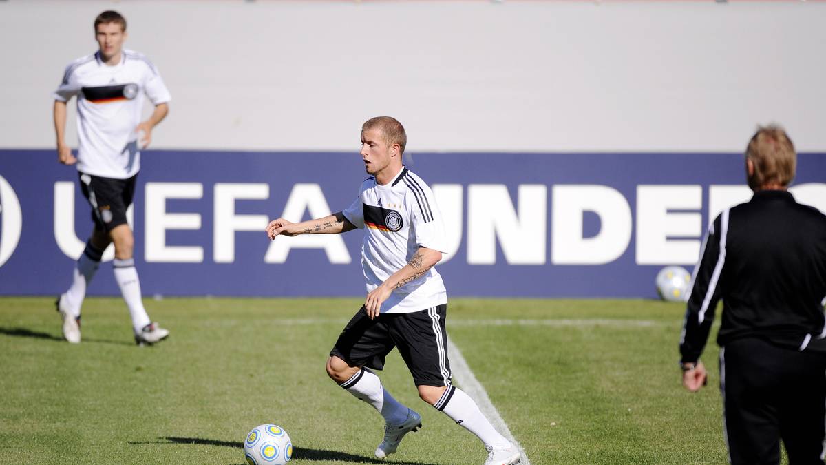 DANIEL ADLUNG: Für Adlung ist der EM-Triumph von 2009 zumindest kein persönliches Erfolgserlebnis. Der Mittelfeldspieler kommt bei der Endrunde in Schweden ebenso wie Dennis Grote (nicht im Bild) kein einziges Mal zum Einsatz. Nach dem 1860-Abstieg landet er über Adelaide United schließlich bei der zweiten Fürther Mannschaft