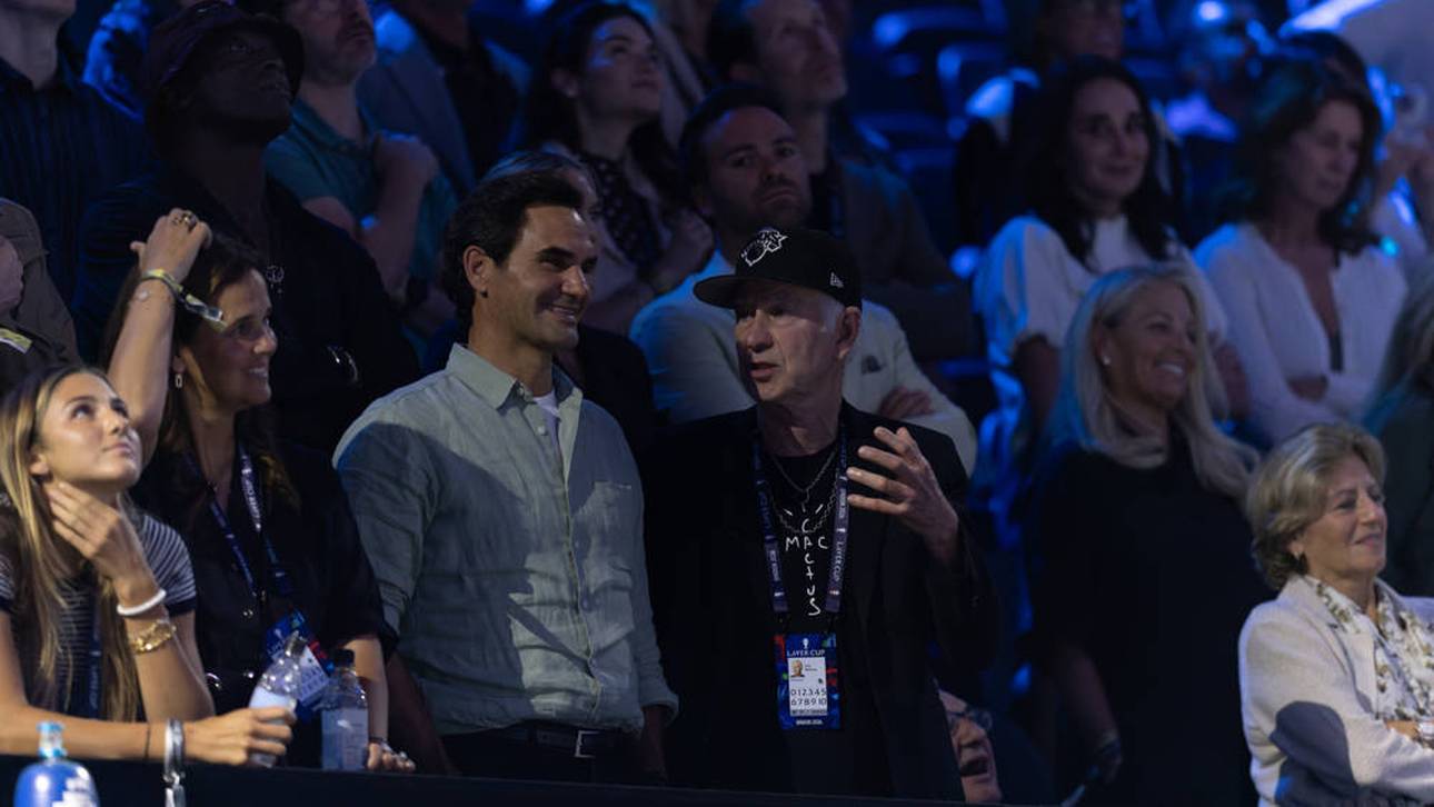 Die Tennis-Legenden John McEnroe (r.) und Roger Federer auf der Tribüne beim Laver Cup