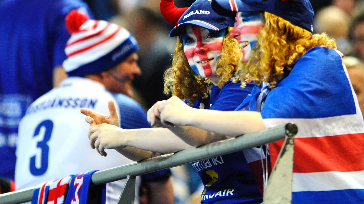 Was wäre eine Weltmeisterschaft ohne in Nationalfarben gekleidete Fans. Am zweiten Turniertag feuern fröhliche Fans aus Island...