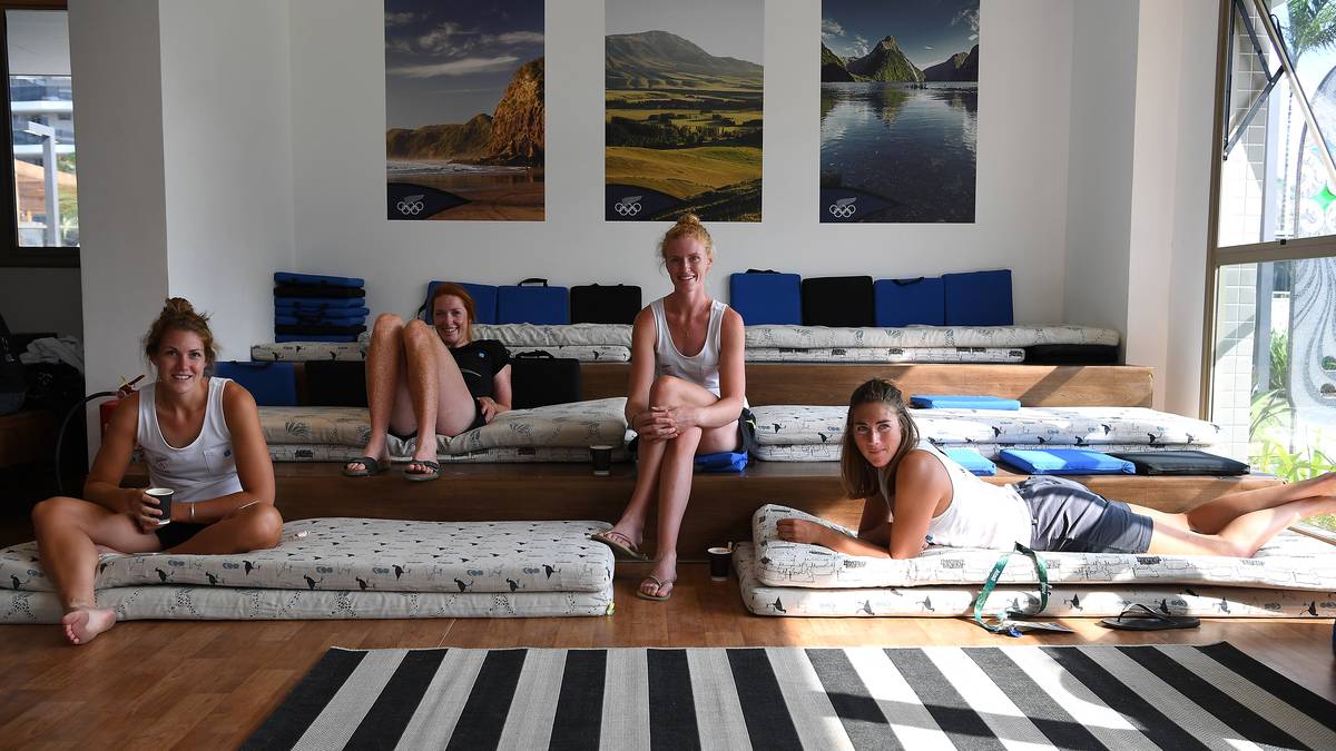 Die Olympioniken stehen in Rio unter immensem Druck. Gut, dass sie im athletischen Dorf auch mal ein wenig entspannen können. Bei diesen Mitgliedern der neuseeländischen Mannschaft sieht es auf jeden Fall recht gemütlich aus