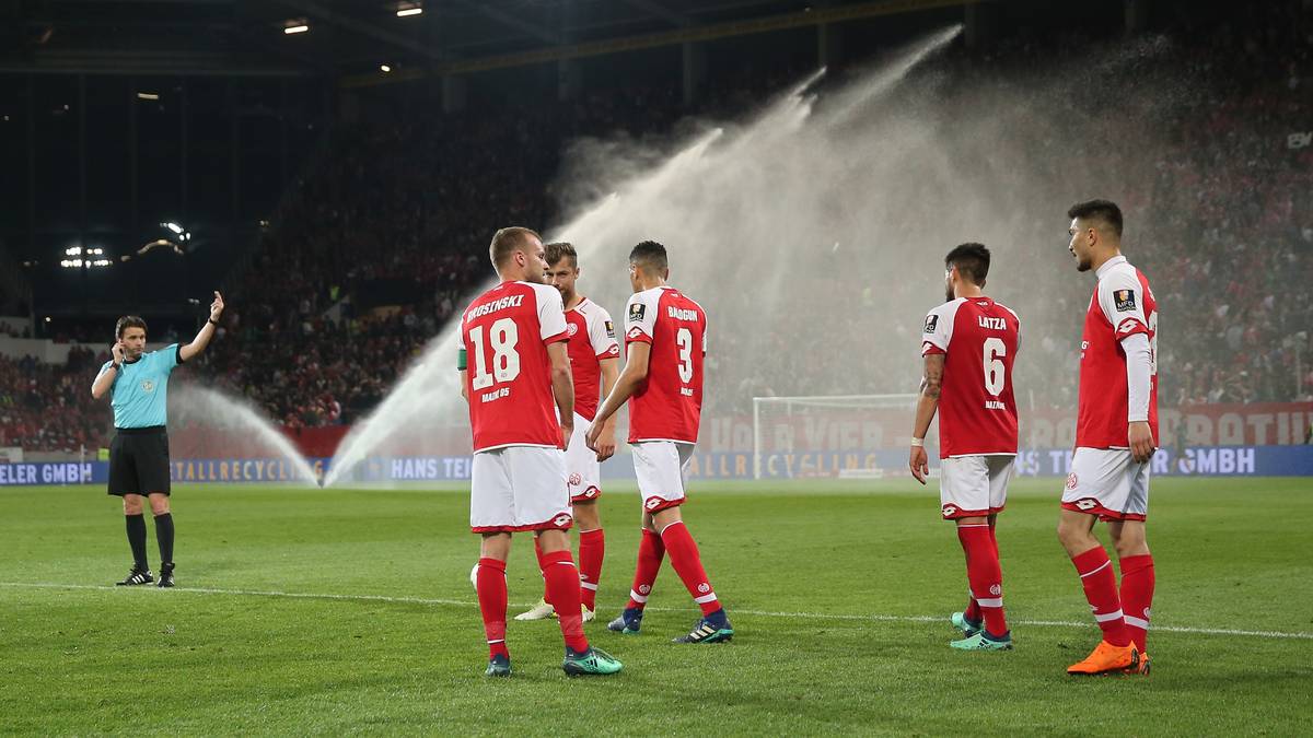 Diskussionen bleiben zunächst aus, Schiedsrichter Guido Winkmann pfeift zunächst zur Pause. Die Freiburger gehen in die Kabine