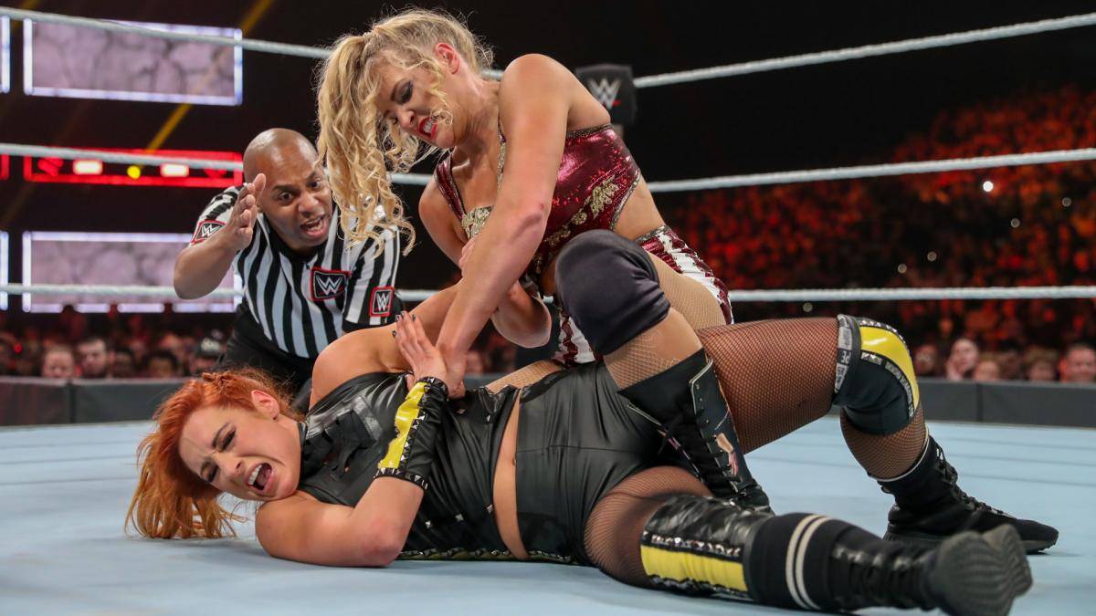 Evans erlebte eine schwierige Jugend in einem zerrütteten Elternhaus, wurde mit 19 Soldatin und Militärpolizistin, später auch Unternehmerin und Mutter, WWE verspricht sich eine Menge von ih