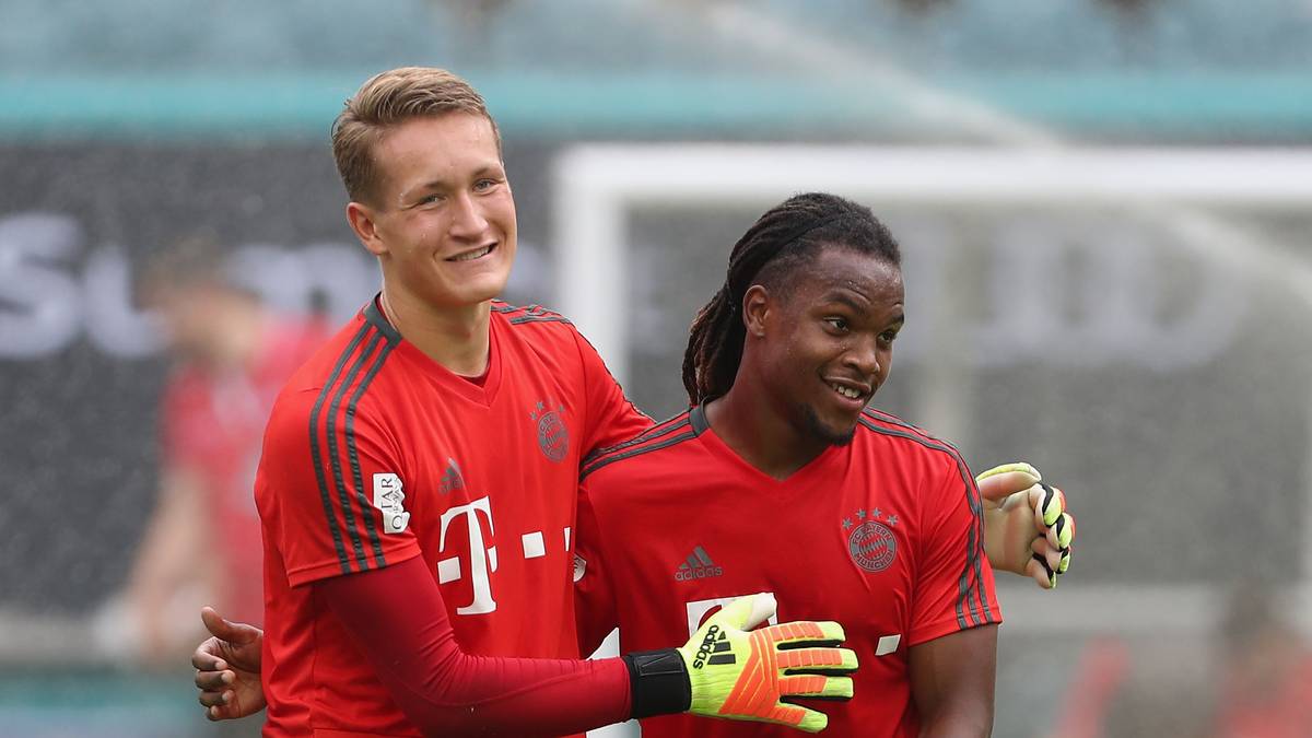 RON-THORBEN HOFFMANN: Früchtls erster Vertreter heißt Hoffmann (l./mit Renato Sanches). Wie Früchtl ist er seit 2015 im Klub. In dieser Spielzeit stand er immerhin bei einem Spiel im Kasten