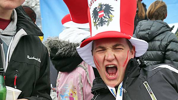Das freut die Fans. Skispringen genießt in Österreich und Tirol eine hohe Popularität, viele der ÖSV-Adler kommen aus dem Bundesland. Ihre Anhänger sind schon lange vor dem Springen bester Laune und tauchen das Stadion in die österreichischen Nationalfarben